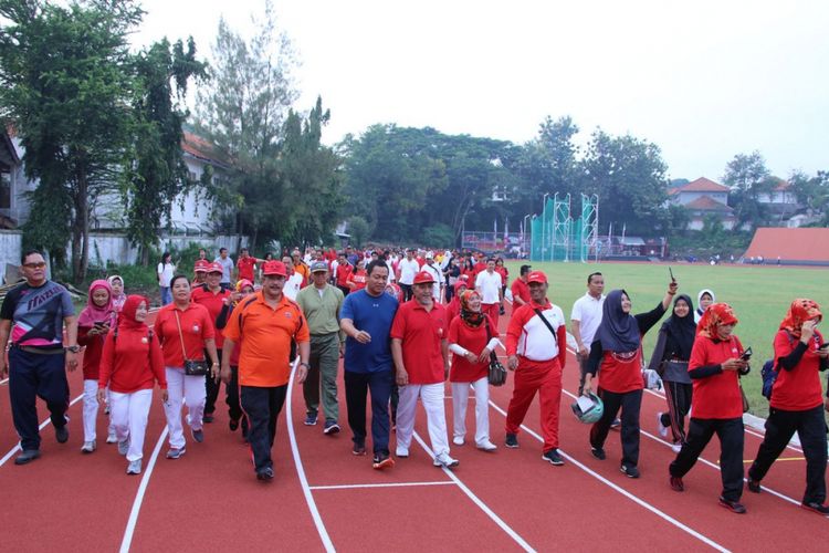 Wali Kota Semarang Hendrar Prihadi bersama warga Kota Semarang mencoba fasilitas Stadion Tri Lomba Juang (TLJ) pada Selasa (9/1/2018).