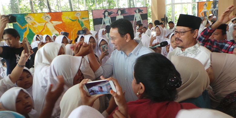 Calon gubernur nomor pemilihan dua DKI Jakarta Basuki Tjahaja Purnama saat menghadiri syukuran putaran pertama Pilkada DKI Jakarta 2017 bersama anak-anak yatim, di Jalan Talang, Jakarta Pusat, Minggu (5/3/2017).