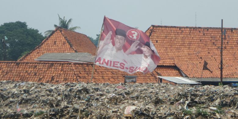 Spanduk berukuran besar bergambar calon gubernur-calon wakil gubernur DKI Jakarta Anies Baswedan-Sandiaga Uno di kawasan Pasar Ikan, Penjaringan, Jakarta Utara, Kamis (27/4/2017).