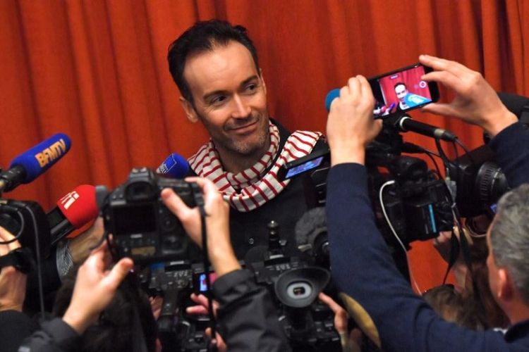 Yoann Barbereau (39) dikerumuni wartawan di Paris, Perancis. Dia menjadi buah bibir karena berhasil kabur dari Rusia dengan status buronan.