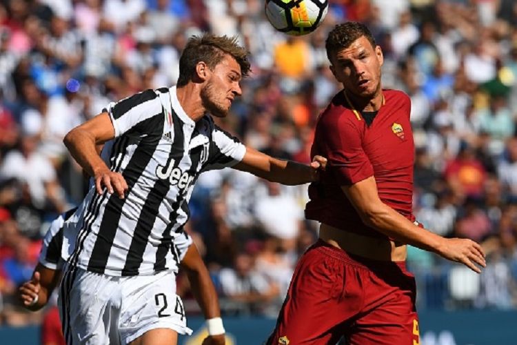Daniele Rugani dan Edin Dzeko berduel memperebutkan bola saat Juventus dan AS Roma bertading dalam ICC 2017 di Massachusets, Minggu (30/7/2017). 