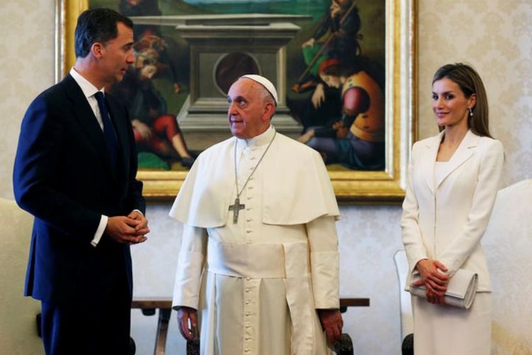 Paus Fransiskus menerima kunjungan Raja Felipe dan Ratu Letizia dari Spanyol. Sebelum menjadi ratu, Letizia juga memakai gaun hitam saat bertemu Paus.
