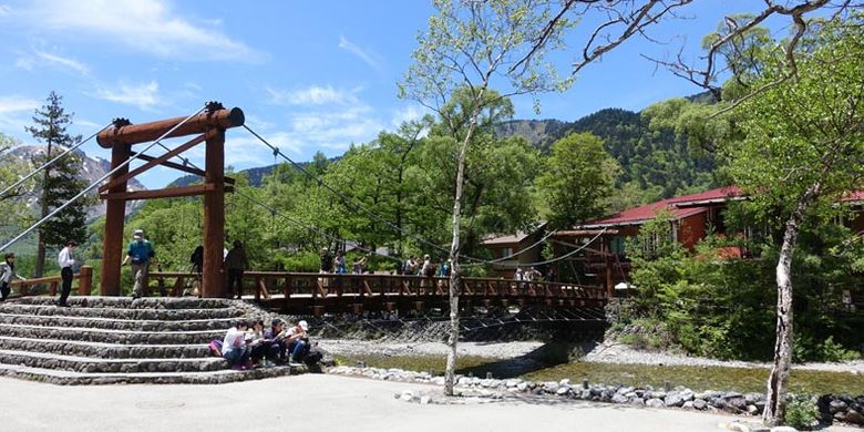 Salah satu trademark dari Prefektur Nagano di Jepang adalah jembatan kayu Kappabashi yang terletak di tengah Danau Taisho dan Meijin yang menghubungkan kedua daratan dari Sungai Azusagawa.