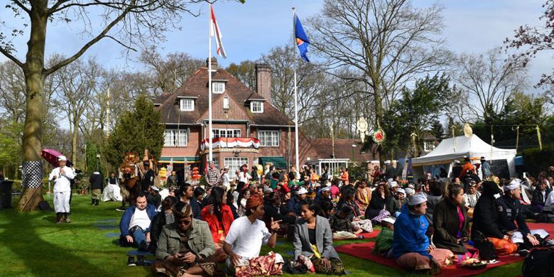 Merayakan Galungan dan Kuningan di Wassenaar Belanda Merayakan Galungan dan Kuningan di Wassenaar Belanda video viral info traveling info teknologi info seks info properti info kuliner info kesehatan foto viral berita ekonomi