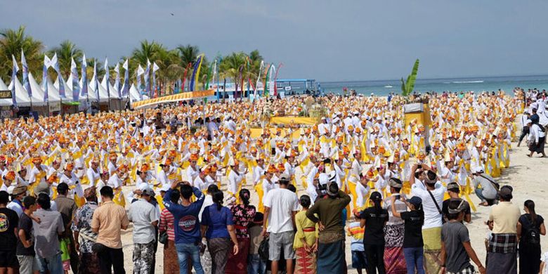 Festival Nusa Penida 2017 digelar di Pantai Mahagiri, Kabupaten Klungkung, Bali, Rabu (6/12/2017). Festival Nusa Penida 2017 menampilkan 1.500 penari.