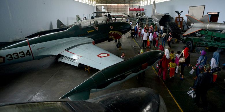 Murid TK mengunjungi Museum Pusat TNI Angkatan Udara Dirgantara Mandala yang berada di kompleks Pangkalan Udara TNI AU Adisutjipto, Sleman, DI Yogyakarta, Sabtu (23/4/2017). Museum tersebut menjadi sarana mengenalkan sejarah perkembangan TNI AU sekaligus memupuk daya tarik generasi muda pada dunia kedirgantaraan.
