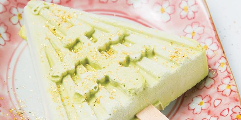 Es krim yang paling populer di Kanazawa Ice Cabang Kanazawa Higashiyama adalah rasa matcha dengan motif pemandangan Yukizuri Kenroku-en di musim dingin.