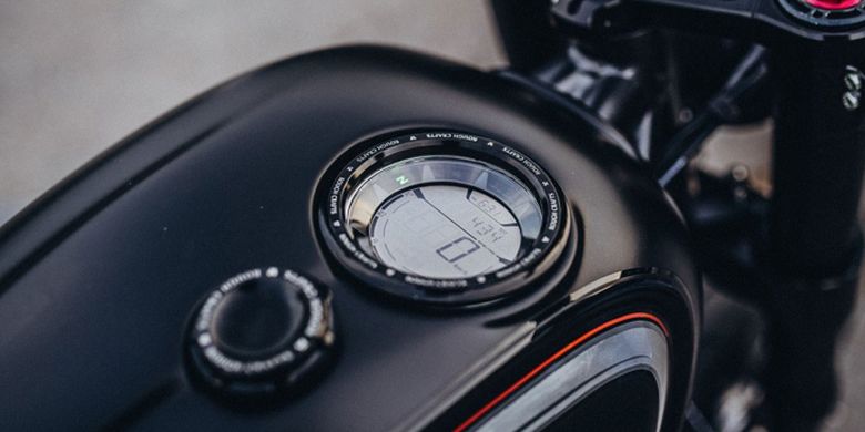 Speedometer ditanam menjadi satu dengan tangki bahan bakar