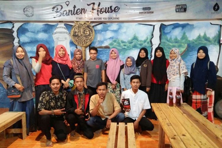 Dalam setahun terakhir, Pemuda kelahiran Solok, 21 Mei 1985 ini membentuk komunitas Banten House, sekitar 500 pemuda bergabung dalam komunitas ini.