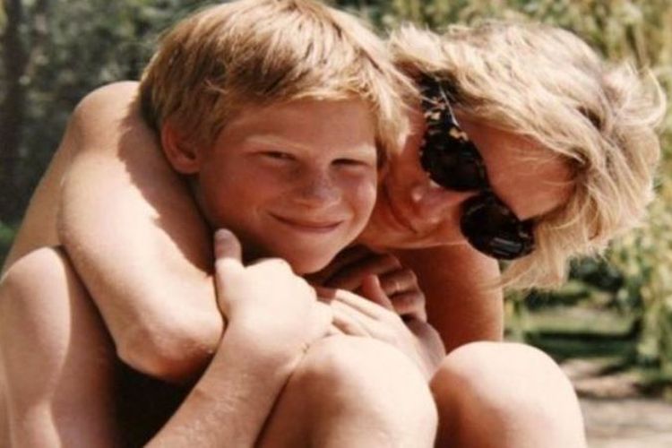 Salah satu foto yang belum dipublikasikan menunjukkan keakraban antara Pangeran Harry dan ibunya, Putri Diana.
