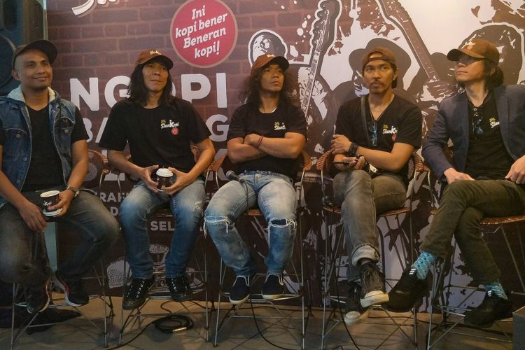 Ivan, Bimbim, Kaka, Ridho dan Abdee yang tergabung dalam grup band Slank di Peluncuran SlanKopi di Trafique Coffee, Jalan Hang Tuah Raya, Jakarta Selatan, Sabtu (16/12/2017).