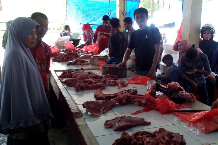 Suasana lapak penjualan daging di Pasar Sentral Tradisional Poso, Kamis (31/8/2017).