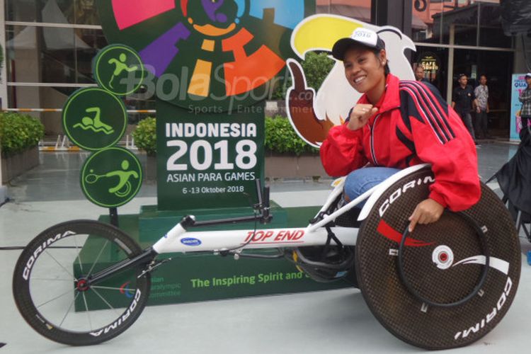 Atlet balap kursi roda dari National Paralympic Committee DKI Jakarta, Maria Goreti Samiyati, berpose dalam acara sosialisasi Asian Para Games 2018 di Cilandak Town Square, Jakarta, pada 22 Desember 2017.
