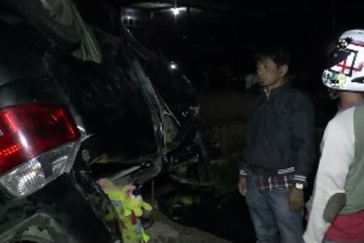 Sebuah mobil pemudik yang sedang mengangkut empat angggata keluarga asal Mamuju Tengah, Sulawesi Barat, menuju Polewali Mandar, mengalami kecelakaan.