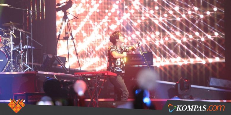 Terlalu Asyik Menyanyi, Yong Hwa "CNBLUE" Jatuh dari Panggung