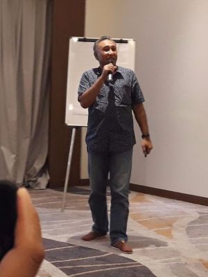 Vice President (VP) Technology Relations PT Smartfren Telecom, Munir Syahda Prabowo saat melakukan presentasi hasil uji jaringan Smartfren di Hotel Four Points, Manado, Kamis (7/12/2017).