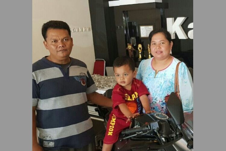 Pasangan Eko Margono dan Ernawati yang membeli sebuah motor Kawasaki Ninja 250 Fi dengan uang tunai Rp 42 juta yang seluruhnya uang logam.
