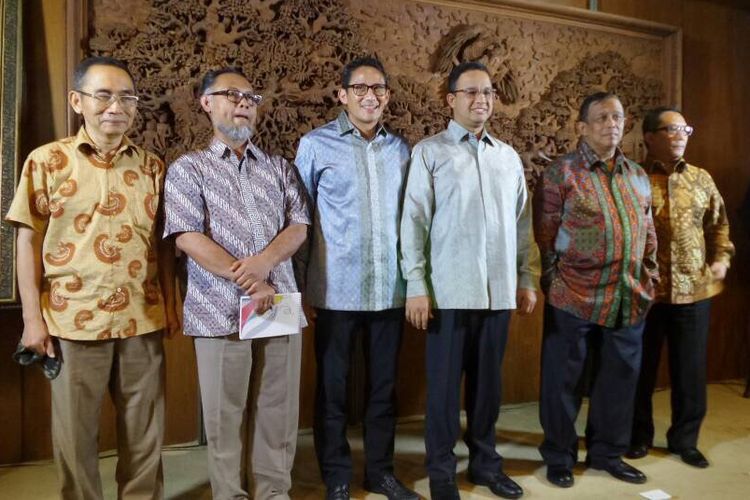 Gubernur dan Wakil Gubernur DKI Jakarta terpilih, Anies Baswedan dan Sandiaga Uno, memperkenalkan anggota tim yang membantu mereka menyerap aspirasi warga jelang pelantikan, Senin (8/5/2017). Mereka adalah Boy Sadikin, Djoko Santoso, Bambang Widjojanto, serta Adnan Pandu Praja. 