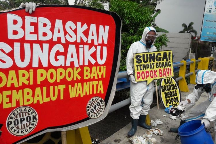 Kampanye pembersihan popok sekali pakai oleh Ecoton.