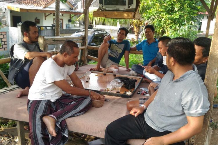 Warga muslim dan nonmuslim RT 006/RW 06 Perumahan Bumi Anugerah Sejahtera di Desa Rajeg, Kabupaten Tangerang, asyik berkumpul dan berbincang di sebuah pos. Foto diambil Kamis (7/12/2017).(KOMPAS.com/RIDWAN AJI PITOKO)