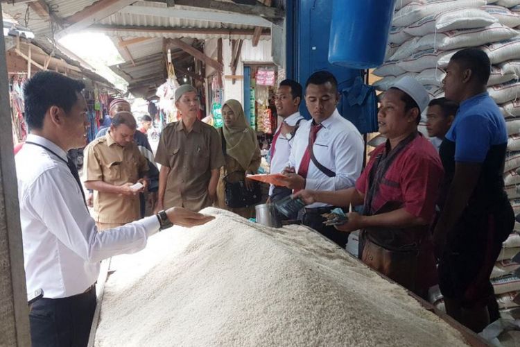 Bulog Siapkan 950.000 Ton Beras untuk Operasi Pasar