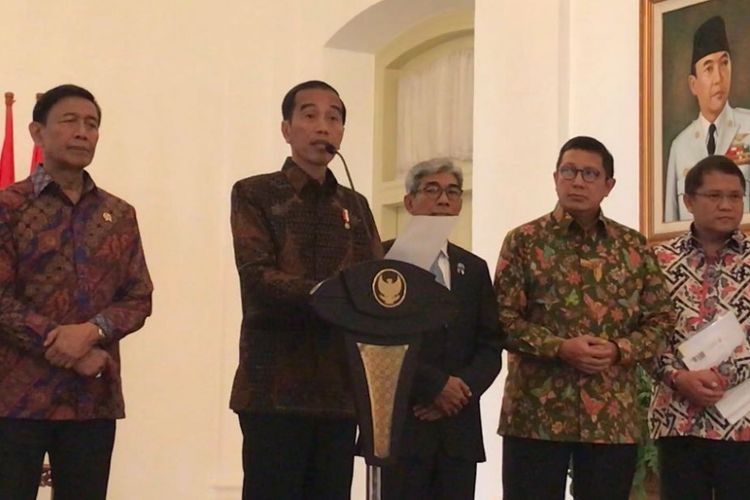 Presiden Joko Widodo didampingi Menkopolhikam Wiranto, Wamenlu A.M Fachir, Menag Lukman Hakim dan Menkominfo Rudiantara saat konferensi pers di Istana Kepresidenan Bogor, Kamis (7/12/2017) merespon Indonesia terhadap kebijakan Presiden AS Donald Trump mengakui Yerusalem sebagai Ibu Kota Israel. ((Fabian Januarius Kuwado))