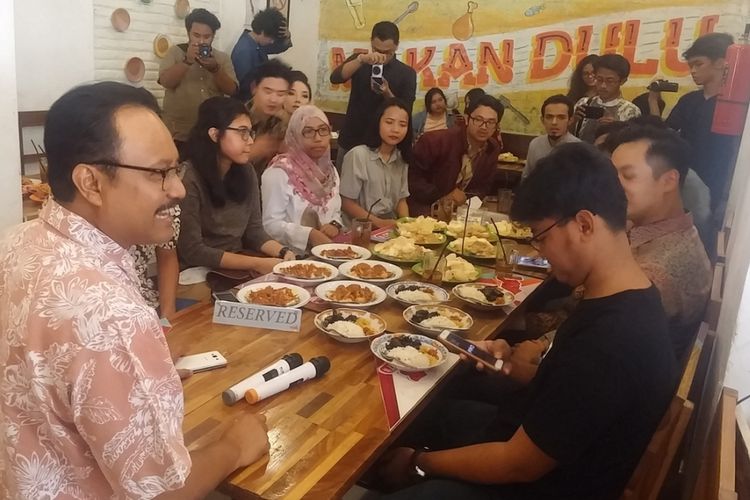 Wakil Gubernur Jawa Timur Saifullah Yusuf (Gus Ipul) nongkrong bersama pemuda inspiratif Jawa Timur di Surabaya pada peringatan Hari Pahlawan (10/11/2017)