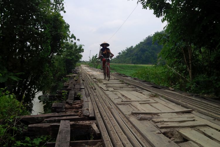 Satu-satunya akses warga dusun dusun Sapen, desa Candirejo, Kecamatan Pringapus, Kabupaten Semarang untuk keluar dari dusunnya adalah melintasi Jembatan Sunut yang terhubung dengan Desa Jragung, Kecamatan Karangawen, Kabupaten Demak. Kedua wilayah ini dipisahkan oleh Sungai Jragung. Gambar diambil, Kamis (6/4/2017).(Kompas.com/ Syahrul Munir)