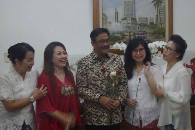Wakil Gubernur DKI Jakarta menerima bunga dari para pendukung di Balai Kota DKI Jakarta, Jalan Medan Merdeka Sekatan, Jumat (21/4/2017).
