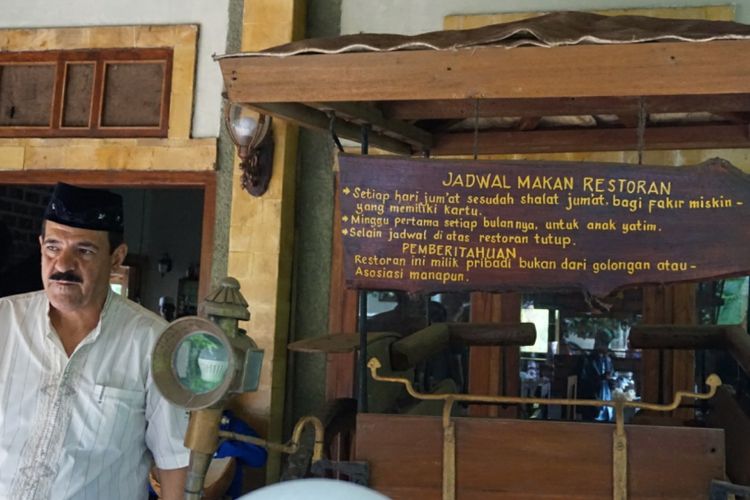 Restoran fakir miskin hanya dibuka setiap hari Jumat dan pengunjung bebas menikmati makanan yang ada.