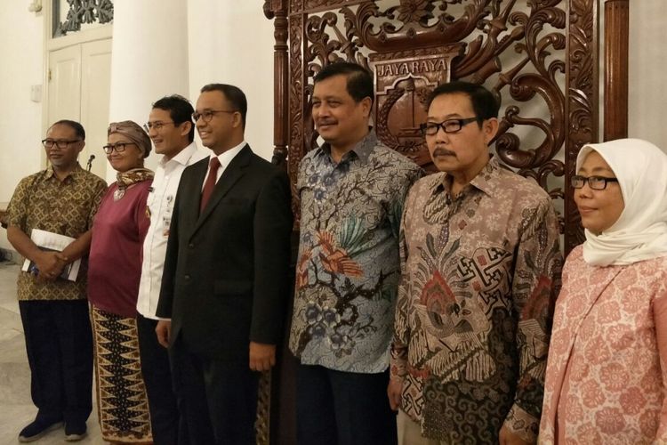 Gubernur DKI Jakarta Anies Baswedan dan Wakil Gubernur Sandiaga Uno bersama lima anggota TGUPP bidang pencegahan korupsj bernama Komite Pencegahan Korupsi di Balai Kota, Rabu (3/1/2018). Komite ini diketuai oleh Bambang Widjojanto. 