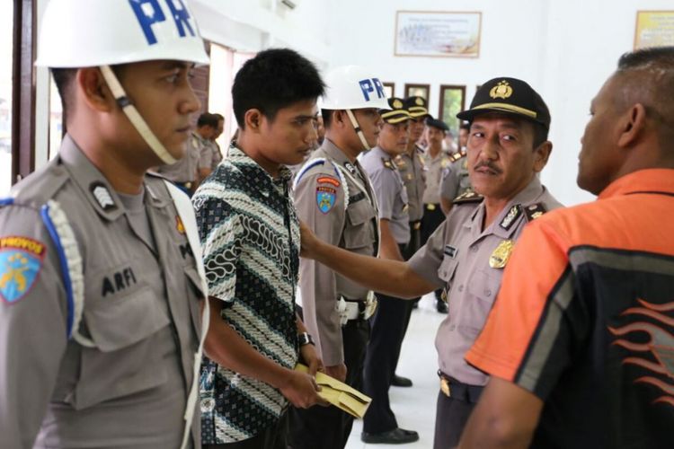 Kapolres Aceh Utara AKBP Untung Sangaji (membelakangi kamera) sesaat setelah selesai prosesi pemecatan dengan tidak hormat personel polisi di Mapolres Aceh Utara, Rabu (22/11/2017).