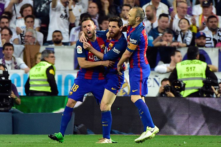 Jordi Alba dan Andres Iniesta merayakan gol Lionel Messi ke gawang Real Madrid pada pertandingan El Clasico di Stadion Santiago Bernabeu, Minggu (23/4/2017).