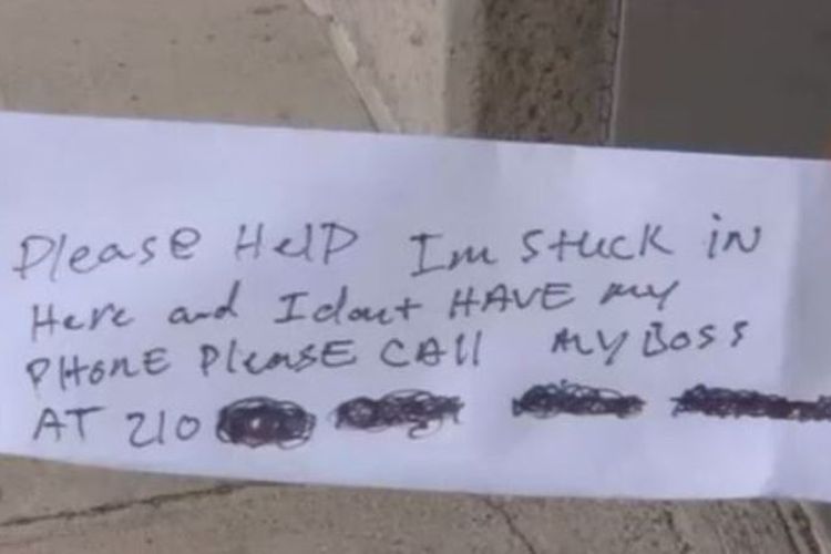 Inilah secarik kertas berisi permintaan tolong seorang pria yang terjebak di dalam mesin ATM.