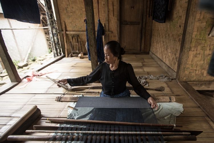 Penenun kain tradisional dari berbagai daerah di nusantara umumnya perempuan. Dengan menenun, perempuan meningkatkan ekonomi keluarga.