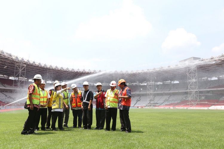 Menko PMK Puan Maharani bersama Ketua Panitia Penyelenggara Asian Games 2018 (INASGOC) Erick Thohir mengunjungi Stadion Gelora Bung Karno untuk memeriksa perkembangan renovasi stadion menjelang Asian Games 2018, Jumat (20/10/2017)