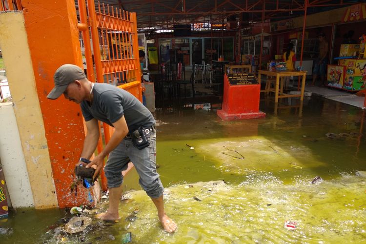 Hasil gambar untuk OK OCE mart terendam banjir