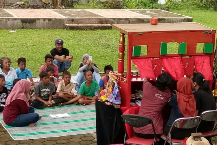 Pementasan Wayang Potehi yang digelar Sanggar Budaya Rumah Cinta Wayang di Taman Kaldera, Depok, Jawa Barat.