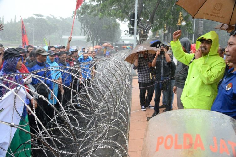 Wakil Gubernur Jawa Timur Saifullah Yusuf menemui ribuan buruh yang berunjuk rasa di depan kantor Gubernur Jawa Timur, Jumat (19/1/2018) sore.