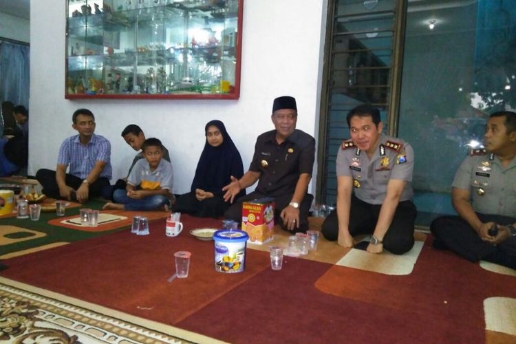 Bupati Lamongan Fadeli mengunjungi rumah duka Choirul Huda dan berjanji akan gratiskan biaya pendidikan kedua putra almarhum, Senin (16/10/2017).