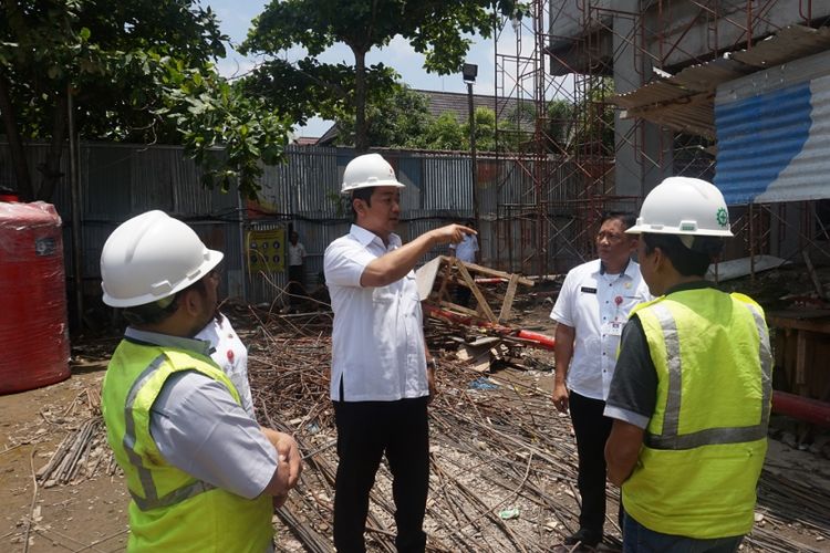 Wali Kota Semarang Hendrar Prihadi meninjau pembangunan gedung ICU di RSUD Wongsonegoro di Kota Semarang, Kamis (5/10/2017). Gedung terpadu itu salah satunya diperuntukkan untuk menampung pasien dari kalangan tidak mampu.