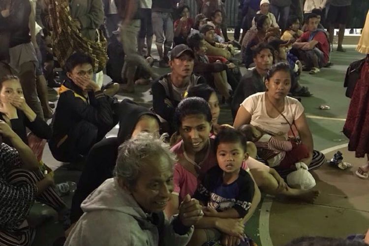 Warga yang diisolasi oleh kelompok kriminal bersenjata dievakuasi dari Kampung Kimberly, Kampung Banti, menuju Tembagapura, dengan pengawalan ketat personel TNI dan Polri pada Jumat (17/11/2017) sekitar pukul 11.00 WIT.