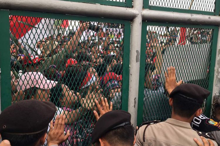 Massa pro Ahok mulai mendorong pintu Rutan Cipinang, Jakarta Timur, Senin (9/5/2017).