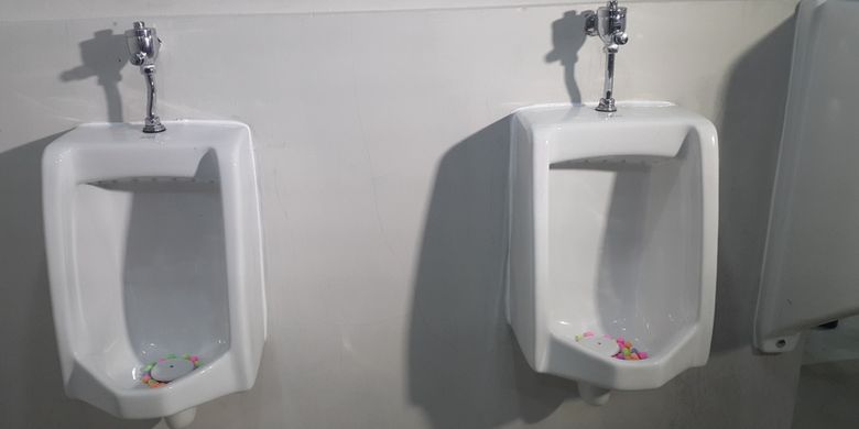 Urinoir di toilet baru yang ramah disabilitas di Kawasan Monas.(KOMPAS.com/NURSITA SARI)