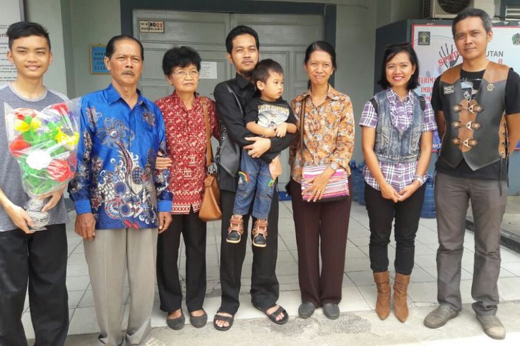 Fidelis Arie Sudewarto menggendong anaknya saat dijemput keluarga di Rutan Klas IIB Sanggau, Kalimantan Barat (15/10/2017)(Dokumentasi Keluarga)