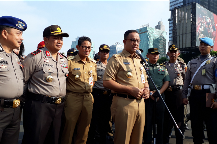 Gubernur DKI Jakarta Anies Baswedan (depan) dan Wakil Gubernur DKI Jakarta Sandiaga Uno (belakang) di Mapolda Metro Jaya, Selasa (31/10/2017).(KOMPAS.com/NURSITA SARI)