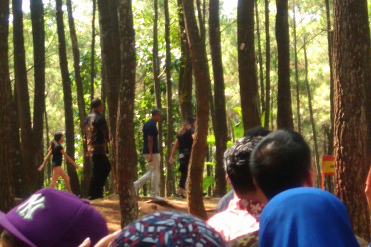 Mantan Presiden AS Barack Obama berjalan santai di Puncak Becici, Dlingo, Bantul, Yogyakarta.