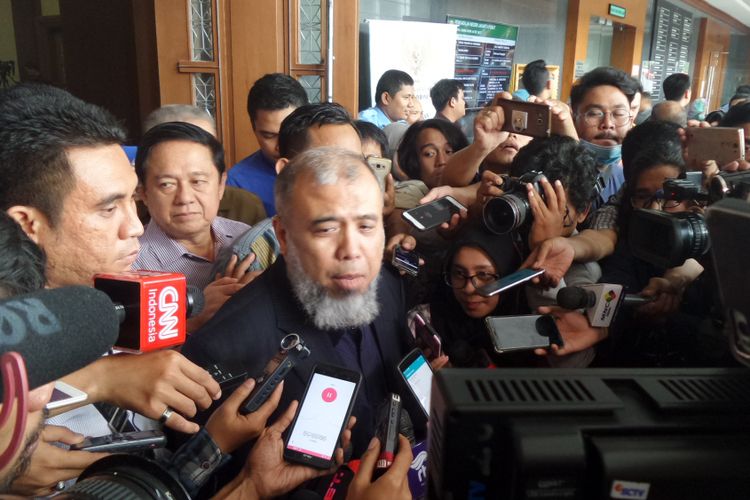 Mantan Hakim Konstitusi, Patrialis Akbar, di Pengadilan Tipikor Jakarta, Senin (4/9/2017).