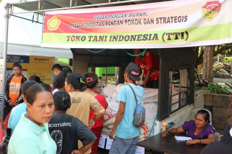 Toko Tani Indonesia (TTI) di  pelataran GMIT Maranatha Kupang, Nusa Tenggara Timur pada Selasa (12/12/2017). 