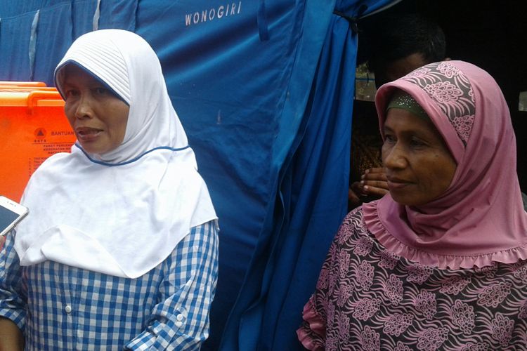 Mariyati dan Ngalinem, korban bencana banjir dan tanah longsor yang mengungsi di Kompleks SDN 1 Dlepih, Kecamatan Tirtomoyo, Kabupaten Wonogiri, Jawa Tengah, Minggu (10/12/2017).(KOMPAS.com/Labib Zamani)